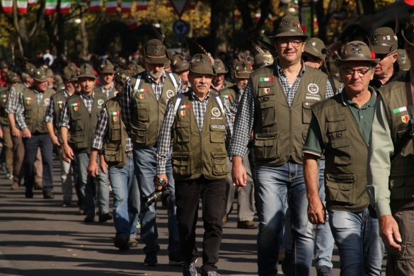 Alpini a Salsomaggiore: Alpini in sfilata